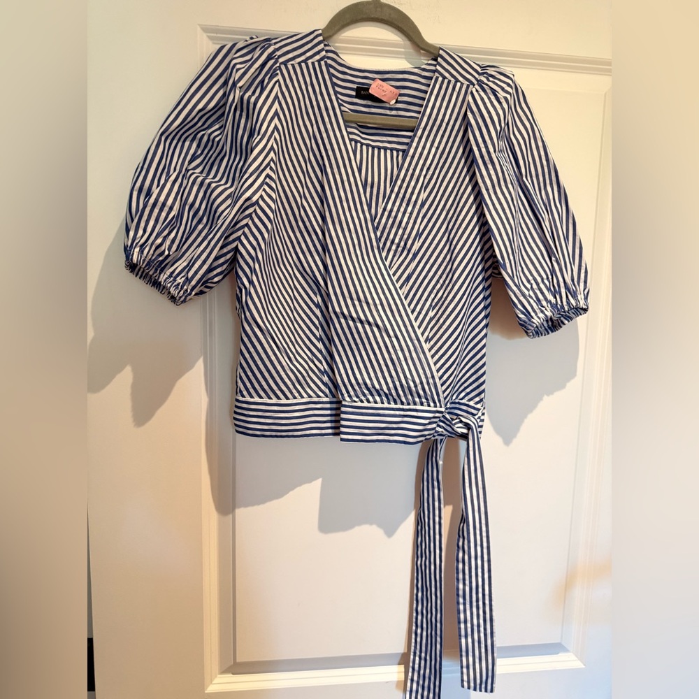 Banana Republic Puffed sleeves and a wrap-style top.
cotton blend V-neck